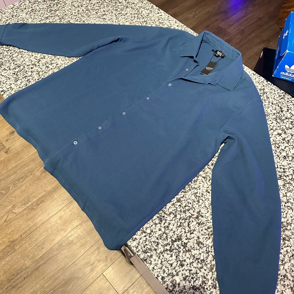 Men’s XL Blue Ribbed Button-Down Shirt.